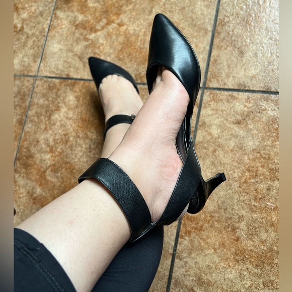 Tahari Black Heel - Picture 11 of 12